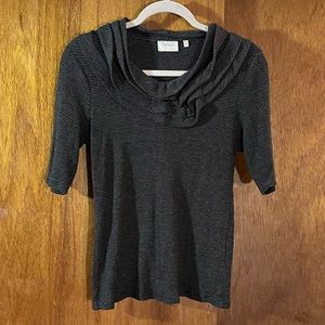 DELETTA Black & White Top with Detail at Neck Sz M